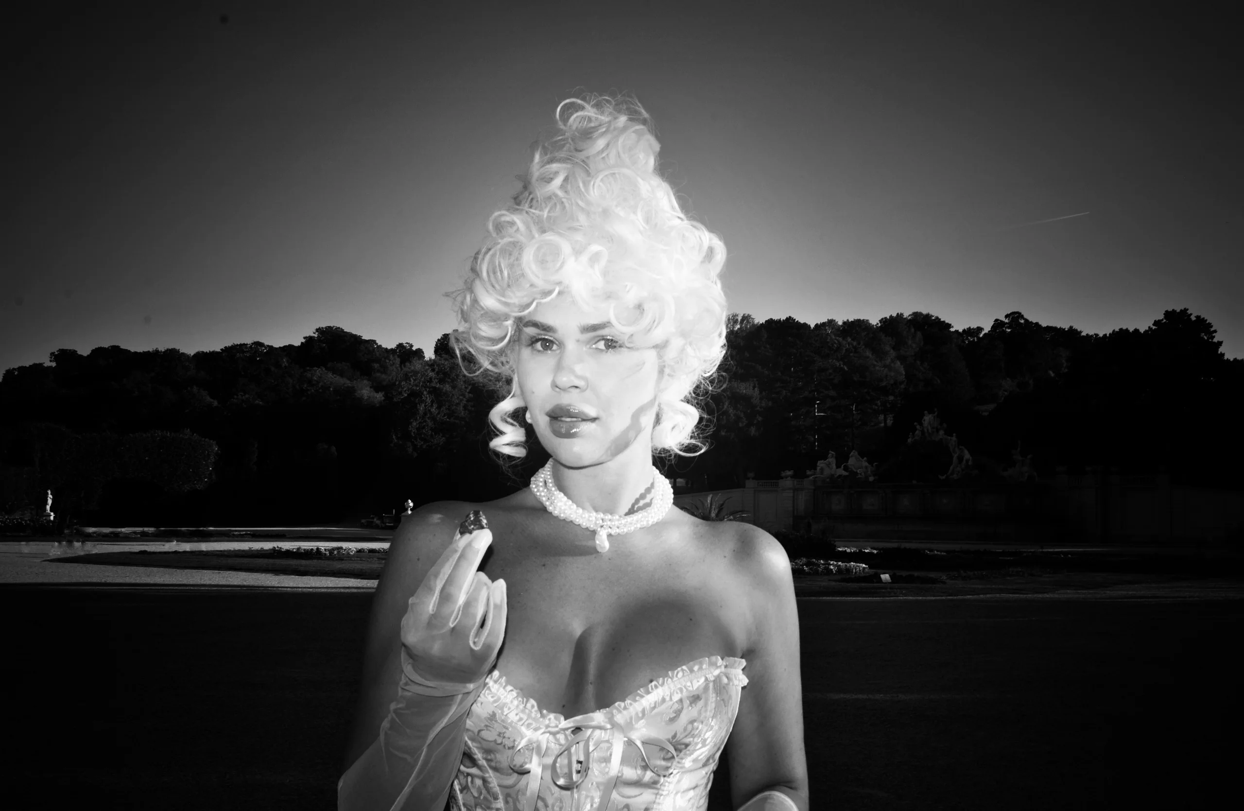 Black and white frame: Marie Antoinette look with pearls, Schönbrunn Palace Park behind