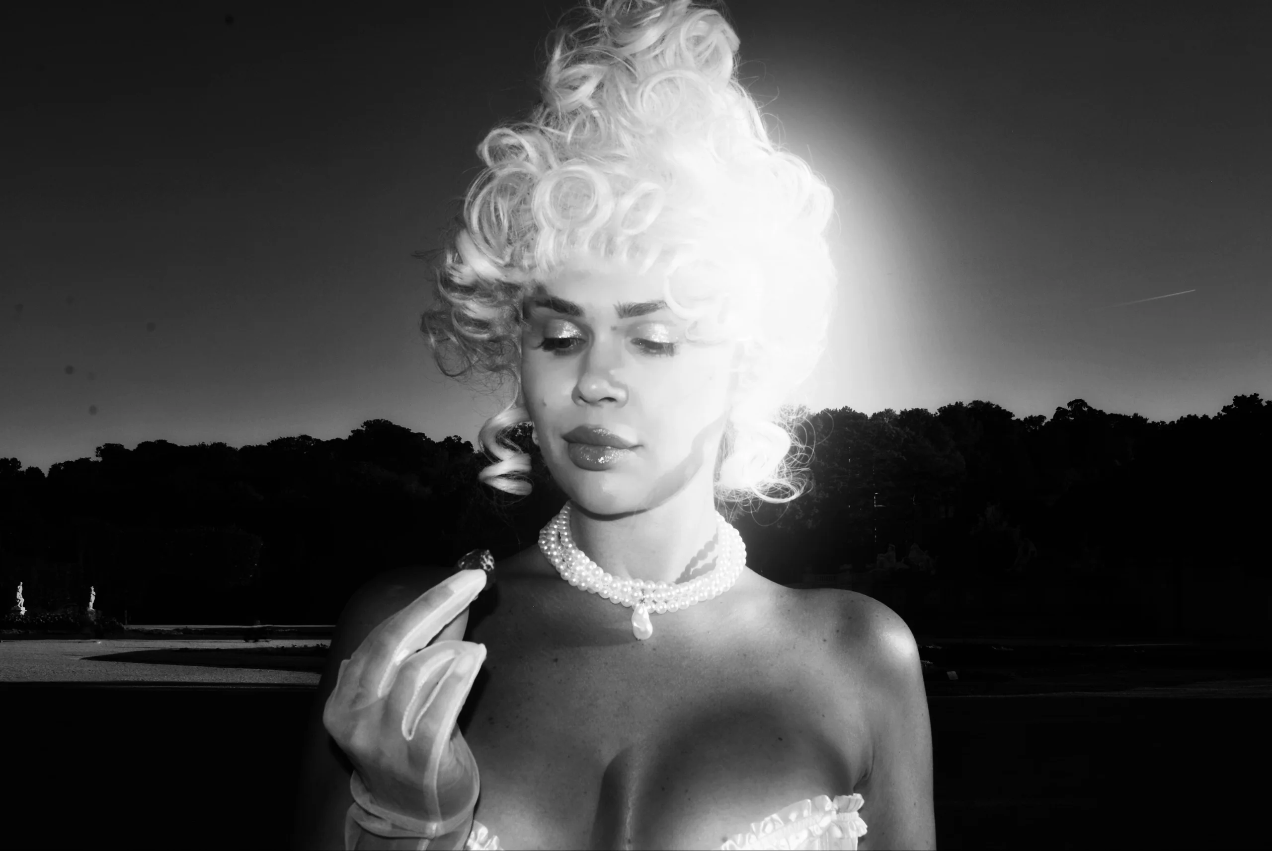 Black and white portrait in a wig with the sun behind the model, Schönbrunn